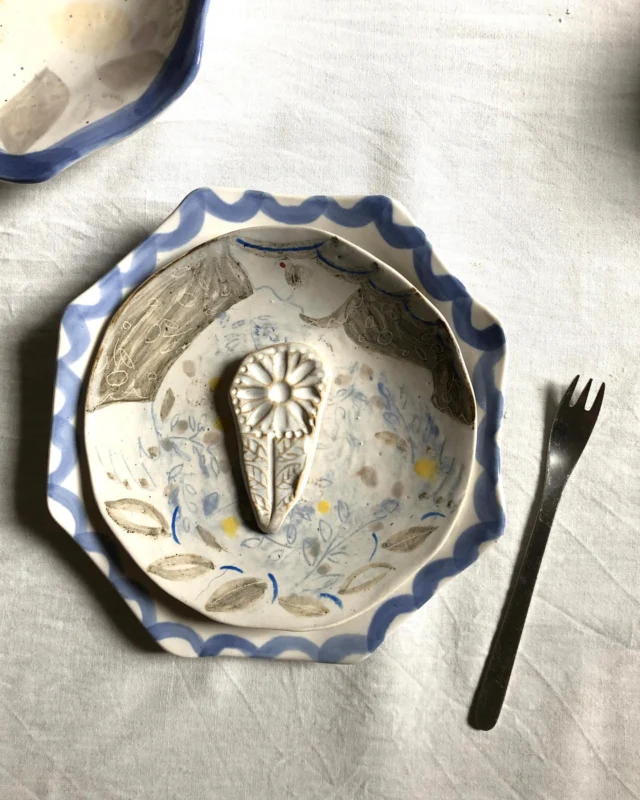 🍪☕️
バラバラのモノたち🍽️連帯せよ
のおもてなしセッティング

試作も本番もぜんぶ一個しか作らないことに
弊害を感じるひと時🍽️

家族は無策とわたしを呼びます
うん、たしかに🦀〜

#テーブルウェア　に憧れる