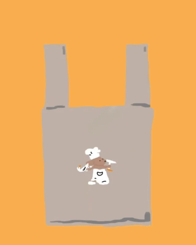 📣オンラインストアのご案内

今回はいつもとちがう形をお届けです💌

陶器の世界からすこし手をのばして
布の上に小さな物語を入れてもらいました🪡
数量限定になりますがいかがでしょう？

詳細はオンラインストアに書き込みますので、ご興味あればどうぞお立ち寄りくださいませ🎪
8月1日にはオープン予定希望です

最大容量をいろいろ試したところ
4kgの猫はすっぽりおさまり、運べます🐶
丸みのある重さがかわいい､､､🐱

持ち手が太く、広がるところが
使い心地がよくて頼もしいですよ！

デイリーバックでもエコバッグでも！
クルクルまとめるバンド付です

#オリジナルグッズ