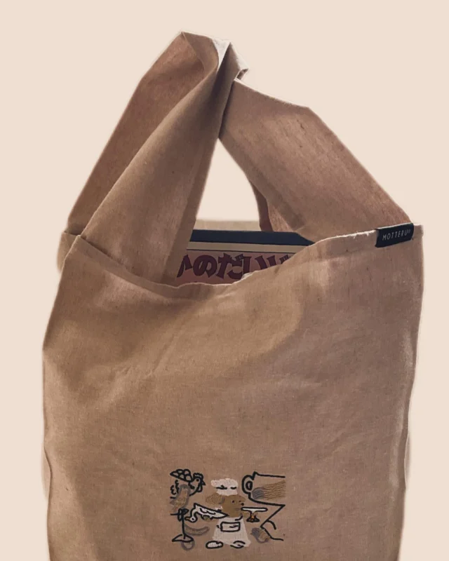 🐶OPEN

一点モノ陶器から飛び出して
気軽に外へ持ち歩ける形でのお届けです！
刺繍の小さな物語　日々のカバン　

いつものように少量販売ですが、今回はなんと予約注文期間を設けます。
⭐︎先行販売期間　-08.04まで
　予約注文期間　-08.17まで

お届け期間は先行販売分を08.05から順次発送
予約注文分はまたご案内します
お盆休み明け08.18からの発送にはなるかなと思います！

詳細はプロフィール欄からlettersshop オンラインストアへ　です！

お客様とのやりとりをキッカケに、特別な試みで製作しました。
私も使いながら気に入っているのですが
今回限りの販売となります。
手にしてくださる方の、おでかけのお供になれたらうれしいです！

どうぶつたちのだいどころ　と言います🧑‍🍳

#グッズ