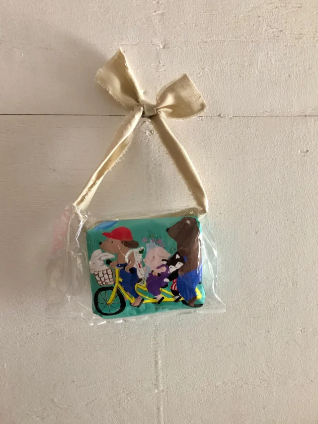 🎀
配達任務完了〜〜

予定よりだいぶだいぶ遅くなりました
かたじけない！！
包装紙をカラーに､､､とかしてましたら
9月にくいこみました

お言葉に甘えて
友人よ最後にさせてもらいました！すまない！

お手元まで
もう、すぐそこです🚲

改めまして、手の離れたモノ作りのキッカケをくださったお客様とお求め頂いたみなさまに感謝申し上げます。
また何か次の形へ！
ありがとうございます

#オリジナルグッズ