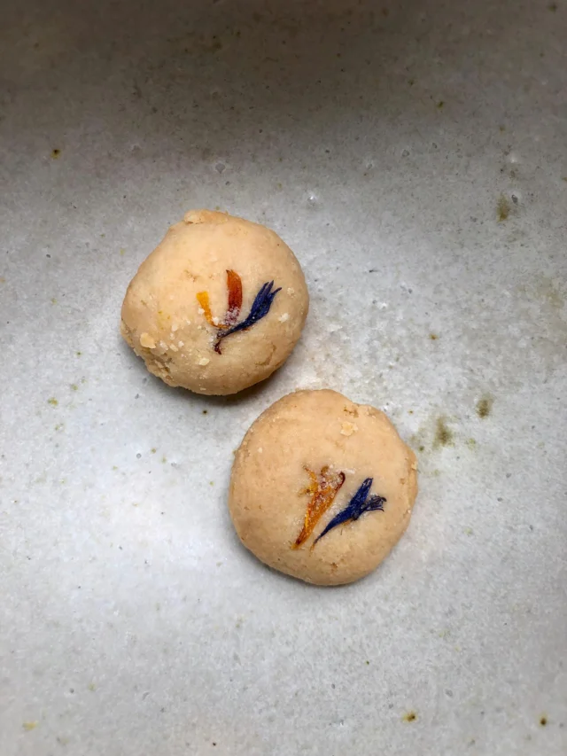 😋🍪
友達と、友達の参加する2日間限定展示会へ🤝

門をくぐって靴を脱いで
その空間と雰囲気まるごとが
じんわり滋養となってます
3日経ってますがまだ余韻🌿

花のクッキーと言うから
花型ねと思っていたら
お花が閉じ込めてありました！
カレンデュラとなんだったかな？？
彼女が作るものを食べるためならば
旅にも出たい⭐️⭐️⭐️🧑‍🍳
@fuopotopoto 

@matsunamiyoko 
の器が台所とお客さんの間を往き来していて、こうやって使うのかあ📝と横目で見てました
松波曜子の素敵が倍増してました〜

主体性がある大人たちの有機的な展示会に惚れ惚れしました

夏の大三角形をイメージして🔺配置です
今年の星空も美しかった
そして今朝は寒かった！

#秋分　前