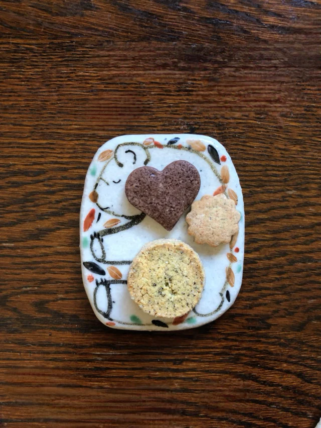 🐻🐷
今日なに食べた？

冬の猪のお返しにもらった瓶詰めクッキー🍪
おいしかった！ありがとう！

くま🐻
熊について深く考えることになるなんて､､､
描きながらそう思う

online store準備中
スリーピング陶板😴
うさぎもいます