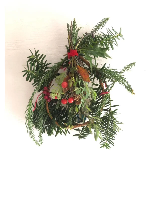 🎄
現・山の民なので
不器用御免ながらも
香りの束と共にお届け💌🌿🌲

長さちがいの靴下を履いて生まれてきた猫
でした🧦

良いクリスマスを🍷幸福と健康を！