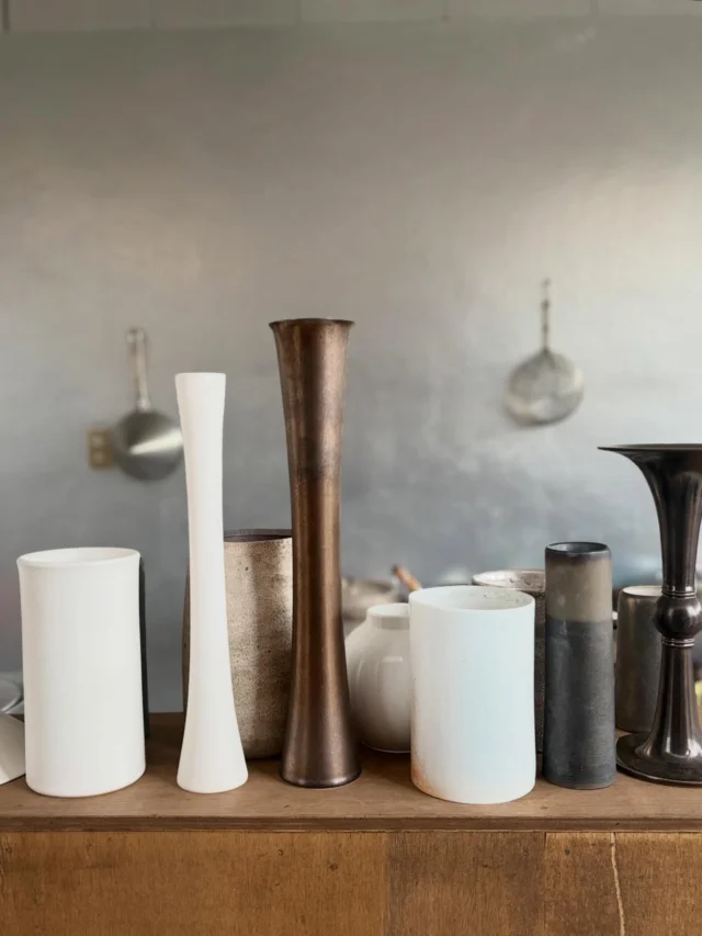 💐
花器屋さん稼働中
気分屋さんといわれながら幾歳月
私の形が良いのは、彼のおかげ

仕事の打ち合わせのため
信楽山草園さんからお借りした花器や
続々仕上がる新・花器で溢れる作業場

#作ってます